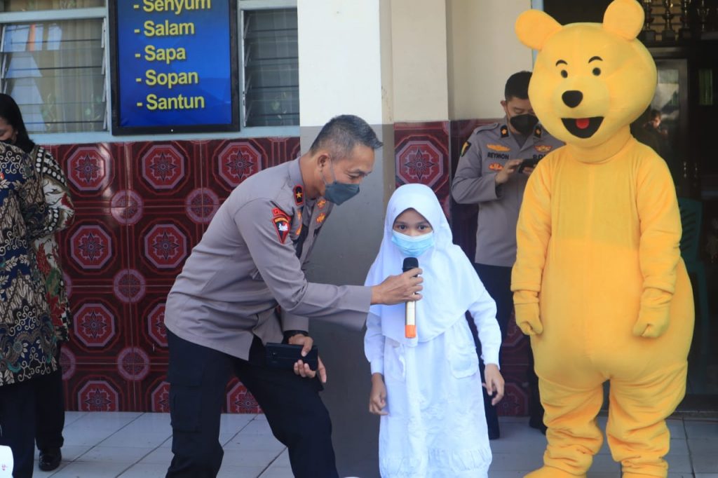 Bangun Kepercayaan Diri Siswa Sekolah Dasar, Wakapolda Maluku Utara turun Sosialisasi Vaksinasi