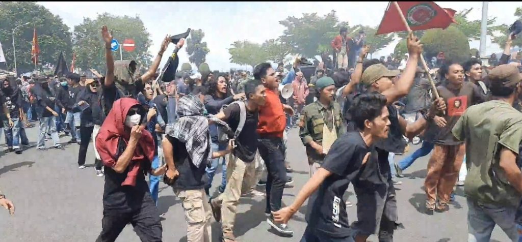 Aksi Tolak 3 Periode dan Harga BBM, Berlansung Ricuh