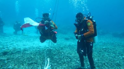 Peringati HUT RI ke-77 Tahun, Basarnas Kibarkan Bendera Dibawah Laut