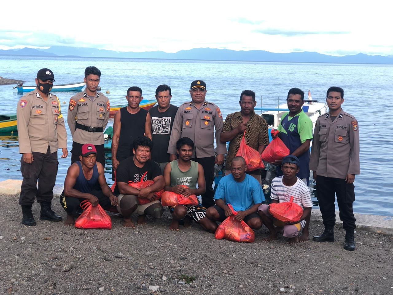 Warga terima paket sembako