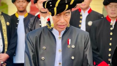 Presiden Jokowi Diberi Gelar Kehormatan Dada Madopo Malamo Dari Sultan Ternate