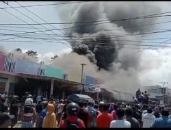 Kebakaran Hebat Hanguskan 16 Ruko di Sofifi