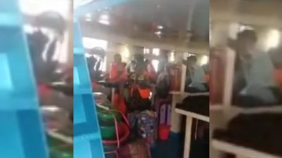 Kapal Dihantam Cuaca Buruk, Ratusan Penumpang Panik Pake Pelampung