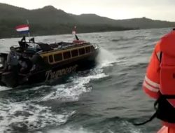 Speed Boat Mati Mesin Dihantam Gelombang