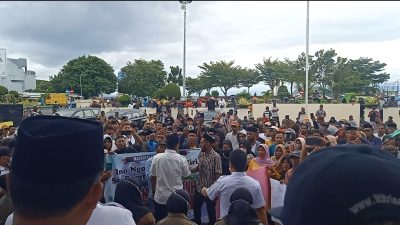 Warga Hiri Geruduk Kantor Walikota Ternate, Tuntut Pembangunan Jembatan Hiri Dipercepat