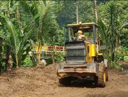 Longsor Tutup Badan Jalan Menuju Kawasan Wisata