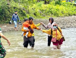 Jembatan Putus Diterjang Banjir, Warga Nekat Menyebrang