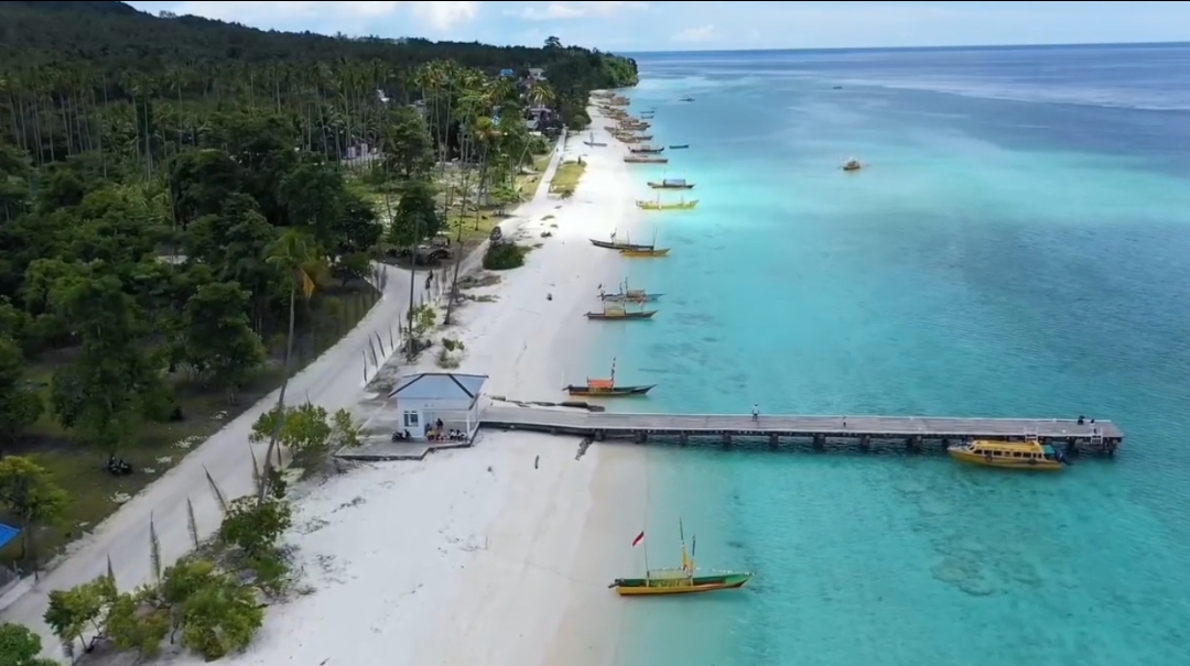 Berkemah dan Menikmati Surga Bawah Laut Tanjung Waka