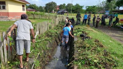 Cegah Banjir di Musim Penghujan, Koramil Malifut Bersih-bersih Lingkungan