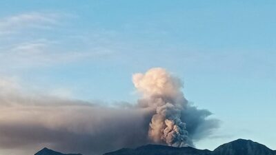 Gunung Api Aktif Kembali Semburkan Abu Vulkanik Setinggi 600 Meter