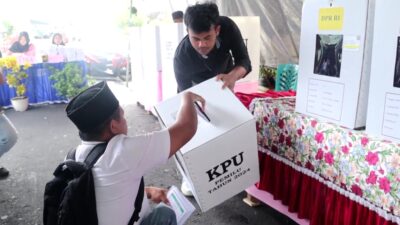 Pasangan Disabilitas Datangi TPS Salurkan Hak Pilih