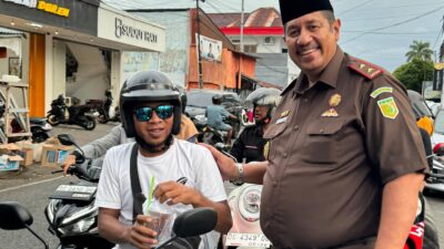 Berbagi Berkah, Kejati Malut Bagikan Ratusan Paket Takjil Kepada Warga