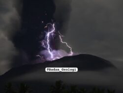 Letusan Dasyat Gunung Api Ibu, Mengundang Petir di Atas Bukaan Kawah