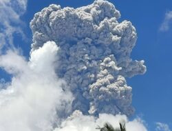 Erupsi Lagi! Gunung Api Ibu Sembukan Abu dan Pasir Setinggi 7.000 Meter