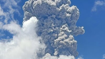 Erupsi Lagi! Gunung Api Ibu Sembukan Abu dan Pasir Setinggi 7.000 Meter
