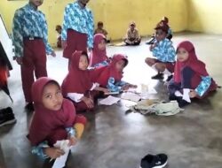 Citra Sibuk Urus Rekomendasi, Siswa SD Naskat Bahu Belajar Diatas Lantai