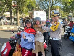 Polisi Bagikan Helm Gratis Kepada Pengendara di Ternate