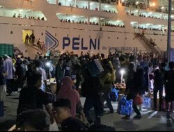 Ribuan Pemudik Berebut Naik Kapal KM Sinabung