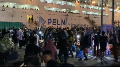 Ribuan Pemudik Berebut Naik Kapal KM Sinabung