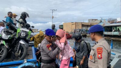 H+1 Idul Fitri, Personil Polairud Polda Malut Lakukan Pengamanan Arus Penyebrangan Antar Pulau