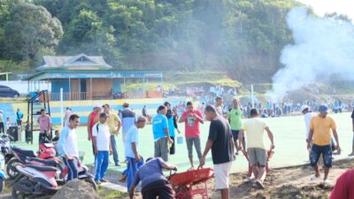 Jumat Bersih: Warga Patani Barat Gotong Royong Siapkan Lapangan untuk Shalat Idul Adha