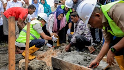 Bupati dan Wakil Meletakan Batu Pertama Pembangunan Masjid Hayatullah Desa Bobane Remdi