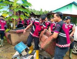 Personil Polri Bantu Korban Banjir Kecamatan Ibu, Bersihkan Lumpur Sisa Banjir