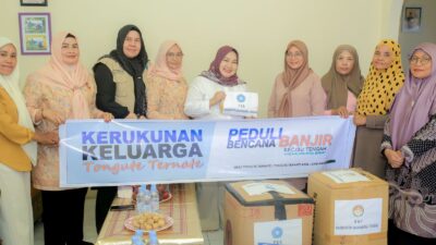 PKK dan DWP Halmahera Tengah Salurkan Peralatan Sekolah bagi Anak Korban Banjir di Ibu