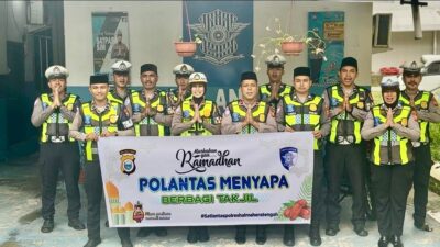 Sat lantas Polres Halteng Kembali Bagi-bagi Takjil di Hari ke-8 Ramadhan 
