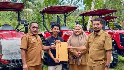 Dinas Pertanian Halteng Terima Tujuh Traktor Roda Empat, Petani Ikuti Pelatihan Pengoperasian