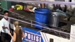 Viral! Dua Petugas Buang Sampah Sembarangan di Bahu Jalan Gunakan Mobil Polisi