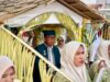 Bupati dan Wakil Bupati Halmahera Tengah Disambut Tradisi Adat Perahu Kora-Kora di HUT ke-36