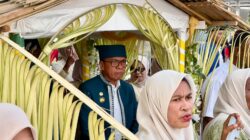 Bupati dan Wakil Bupati Halmahera Tengah Disambut Tradisi Adat Perahu Kora-Kora di HUT ke-36